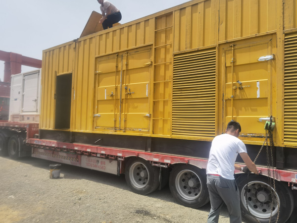 德保除了负载情况和发动机维护，还有哪些因素会影响 200kw 柴油发电机的油耗？