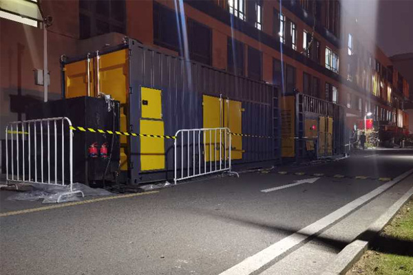 德保柴油发电机组的输出电压是如何调节的？