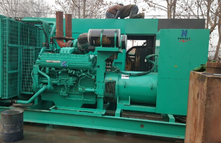 德保发电机组如何判断水冷式机油散热器内部是否需要清洗？